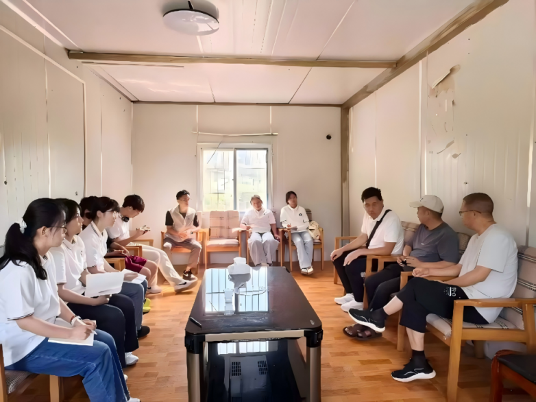 乌蒙凤鸡绝境重生：青年学子探访高原特色产业富民之路
