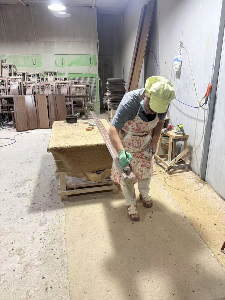 从一块原木到一件家具,要经历多少道工序? 从一块原木到一件家具,要经历多少道工序?